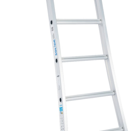 Detail van het bovenste 4 treden van de Solide professionele gecoate aluminium ladder met open voet.