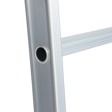 Detail van de sport van de Solide professionele gecoate aluminium ladder voor extra stabiliteit.