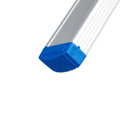Detail van de voet van de Solide professionele gecoate aluminium ladder voor extra stabiliteit.