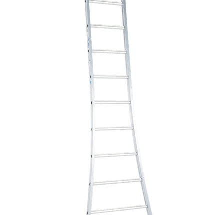 Solide professionele gecoate aluminium ladder met 9 treden en open voet, geschikt voor professioneel gebruik.